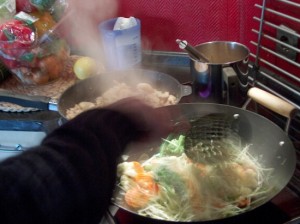 WOK Hühnchen in Erdnusssosse Garnelen und Gemüse image-991