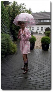 Regen Outfit:Regenschirm und Gummistiefel image-3006