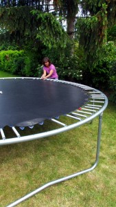 Gartentrampolin Federn spannen