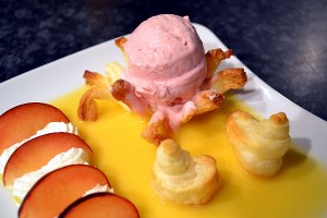 Pflaumeneis mit Zimt Sternanis und weißer Schokolade image-7768