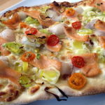 Flammkuchen mit Litschi und Räucherlachs