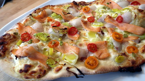 Flammkuchen mit Litschi und Räucherlachs